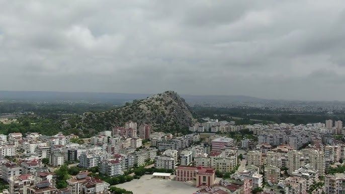 <p><strong>3.  Muratpaşa – Güzeloba Mahallesi</strong></p>
<p>Lara bölgesine yakınlığıyla bilinen Güzeloba Mahallesi, hem merkezi konumu hem de lüks konut projeleriyle dikkat çekiyor. Özellikle geniş caddeleri ve siteleşme alanları sayesinde  Antalya’nın en büyük mahallelerinden biri olarak göze çarpıyor. Yaz-kış hareketliliği devam eden Güzeloba, sosyal olanaklar açısından oldukça zengin.</p>
<p><strong>4.  Kepez – Şafak Mahallesi</strong></p>
<p>Kepez’in hızla büyüyen mahallelerinden biri olan Şafak, geniş yüzölçümü ve son yıllardaki modern yapılaşma ile listede yer alıyor. Özellikle orta gelirli aileler için uygun yaşam alanları sunması, bu mahalleyi cazip kılıyor. Bölgede park ve eğitim alanlarının fazla olması da dikkat çeken özelliklerden biri.</p>
<p><strong>5.  Konyaaltı – Sarısu Mahallesi</strong></p>
<p>Denize olan yakınlığı ve yemyeşil doğasıyla bilinen Sarısu Mahallesi, aynı zamanda Antalya’nın en büyük mahalleleri arasında yer alıyor. Büyük siteler ve villalarla dolu bu mahalle, daha çok üst gelir grubuna hitap ediyor. Sarısu teleferiği ve sahil parkları, bölgeyi turistik açıdan da cazip kılıyor.</p>
<p>Antalya’nın en büyük mahalleleri arasında yer alan bu bölgeler, hem altyapı hem de sosyal olanaklar açısından zengin bir yapıya sahip. Her bir mahalle, kendi içinde farklı avantajlar sunarken, Antalya’nın şehirleşme hızını ve çeşitliliğini gözler önüne seriyor.</p>