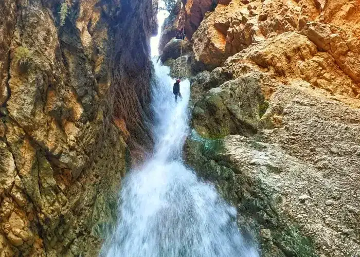 <p><strong>2. Güzelçam Ormanı</strong></p>
<p>Antalya merkeze yakın bir konumda yer alan Güzelçam Ormanı, piknik yapmak, doğa yürüyşlerine çıkmak ve şehir stresinden uzaklaşmak isteyenler için ideal bir yer. Ormanın derinliklerinde saklı kalmış küçük bir dere, ortamın huzurunu daha da artırıyor.</p>
<p><strong>3. Kaputaş Kanyon’u</strong></p>
<p>Kaş ile Kalkan arasında bulunan Kaputaş Plajı’nı çoğu kişi bilir, ancak plajın yukarısında saklı kalan Kaputaş Kanyon’u pek bilinmez. Bu etkileyici kanyon, trekking severler için heyecan verici bir rota sunuyor.</p>
<p><strong>4. Köprülü Kanyon</strong></p>
<p>Manavgat ilçesinde yer alan Köprülü Kanyon, rafting aktiviteleriyle tanınıyor ancak kanyonun sessiz köşelerinde zaman geçirmek isteyenler için de ideal. Berrak suyu ve yemyeşil manzarasıyla doğanın tadını çıkarabileceğiniz harika bir destinasyon.</p>
<p><strong>5. Adrasan Koyu</strong></p>
<p>Kumluca’da yer alan Adrasan Koyu, Antalya’nın en sakin ve huzurlu noktalarından biri. Türkuaz renkteki denizi ve sessiz atmosferiyle tatilcilerin dinlenmek için tercih ettiği bu koy, aynı zamanda balıkçılar için de çok sevilen bir durak.</p>