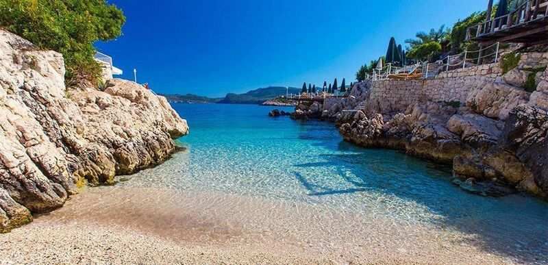 <p><strong>4. Kaş Mineralli Suları</strong></p>
<p>Kaş ilçesi, hem deniz manzarası hem de mineralli su kaynaklarıyla bir sağlık ve huzur merkezi. Kaş’ın kaynak suları, detoks yapmak ve vücut yenilenmesi isteyenlere doğal bir çözüm sunuyor.</p>
<p>Antalya, mineralli su kaynakları ile sağlık turizmi potansiyelini her geçen yıl artırıyor. Yerel yönetimlerin ve özel sektörün çalışmalarıyla kaplıca otelleri ve sağlık merkezleri de gelişiyor. Ziyaretçiler, şifalı sulardan yararlanırken Antalya’nın muhteşem doğası ve tarihini keşfetme fırsatı buluyor.</p>