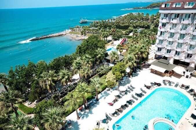 <p><strong>Lara Queen Beach Club – Muratpaşa</strong></p>
<p>Lüks beach club deneyimi sunan Lara Queen, DJ performansları ve özel etkinlikleriyle tanınıyor. Giriş: 1.000 TL, loca fiyatları 4.500 TL’den başlıyor.</p>
<p><strong>Konyaaltı Sunset Deluxe Beach</strong></p>
<p>Halk plajlarına yakın olmasına rağmen özel bir alanda hizmet veren bu plajda fiyatlar el yakıyor. Giriş + şezlong paketi 850 TL. Menü fiyatları da ortalamanın oldukça üzerinde.</p>
<p>EDİTÖR NOTU: Fiyatlar zaman zaman değişiklikler gösterebilir.</p>