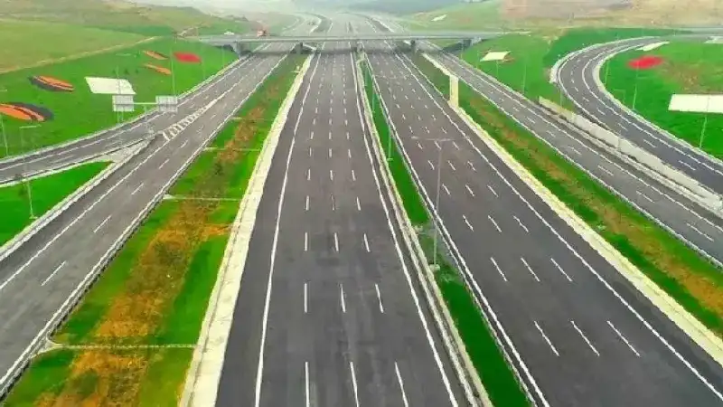 <p>Karayolları Genel Müdürlüğü’nün açıkladığı bültene göre; Kurban Bayramı dolayısıyla bugünden itibaren 10 Haziran Salı günü saat 00.00’a kadar (yani pazartesiyi salıya bağlayan gece), Karayolları Genel Müdürlüğü’nün sorumluluğunda olan otoyollar ile 15 Temmuz Şehitler ve Fatih Sultan Mehmet köprülerinden geçişlerin ücretsiz olacağı bilgisine yer verildi. </p>