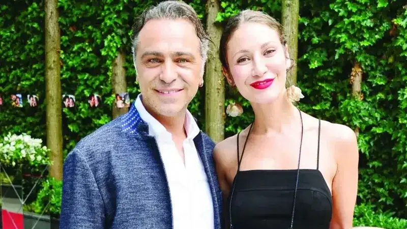 <p><span>Sadece ailelerinin ve en sevdikleri arkadaşlarının katılacağı bu özel günün davetiyesi de paylaşıldı. Ece Dizdar daha önce ilişkisi ile ilgili yaptığı açıklamada şunları söylemişti;</span></p>
<p><span>Şimdilerde en büyük kabusum Serdar'ı kaybetmek. İlk defa birine bu kadar bağlanıyorum ve onu kaybetmek beni parçalar. Serdar'ın yanında kendimi kendim gibi yaşıyorum buna kötü yönlerim de dahil. Önceleri ben sevemiyormuşum sevme kapasitem artık daha yüksek.</span></p>