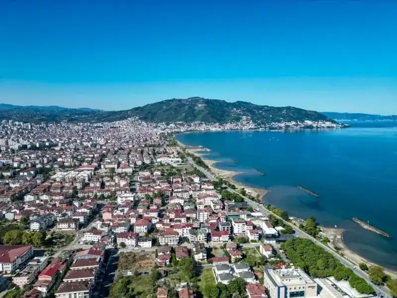 <p><strong>2. Ordu</strong></p>
<p>Karadeniz’in yeşiline özlem duyan Ordulular, bu bayramda da memleket yollarına düştü. Sahil şeridindeki ilçelerde ciddi yoğunluk yaşandı. Fındık bahçeleri tekrar kalabalıklaştı.</p>
<p><strong>3. Malatya</strong></p>
<p>Deprem sonrası toparlanma sürecine giren Malatya, bu bayramda yalnız bırakılmadı. Özellikle İstanbul ve Ankara’dan dönüş yapan Malatyalılar, kente moral verdi. İlçelerdeki nüfus yüzde 30 civarında arttı.</p>