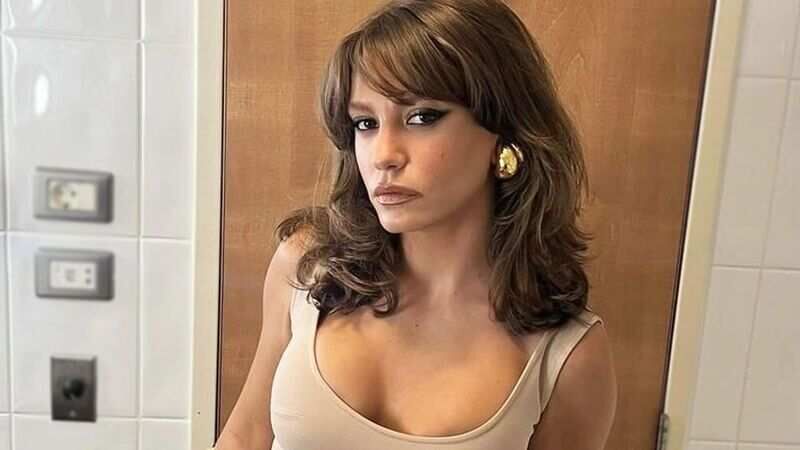 <p>Serenay Sarıkaya Kurban Bayramı sabahı duygusal bir mesaj kaleme aldı. Sarıkaya sözlerine “Her bayram olduğu gibi bu bayram da önce cicilerimi giyip hazırlandım (Anne tarafım bayramlarda -özellikle anneanneme giderken- güzel ve bakımlı olma işini çok ciddiye alır. ) sonra da sevdiğim büyüklerimi, ailemi arayarak güne başladım. Babamı aradım önce. Çünkü ne kadar geç ararsam o kadar bozulur. Bayram namazından çıkarken yakaladım babamı. Onu çok sevdiğimi, sağlıkla, sıhhatle beraber nice bayramlar görmeyi dilediğimi söyledim” ifadeleriyle başladı. </p>