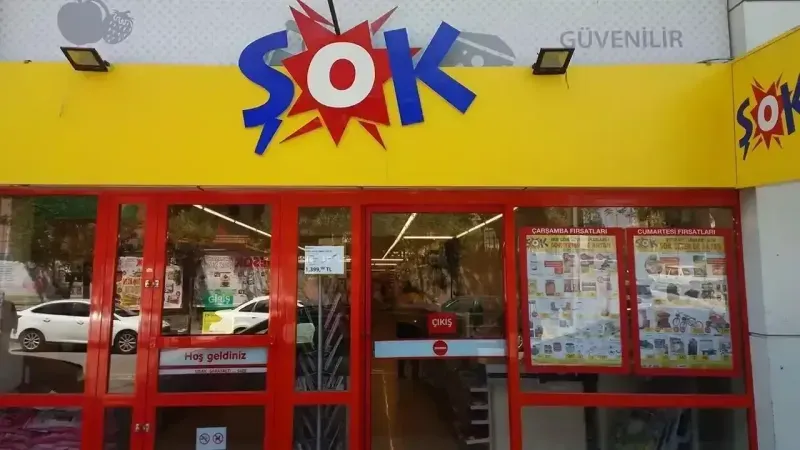 <p>Dollyland Minkie Minnoşlar Gözlüklü 149 TL</p>
<p>Dollyland Minkie Şatolu Prenses Partisi 199 TL </p>
<p>Dollyland Minkie Bisiklet / Scooter Gezisi 199 TL </p>
<p>Büyük Balık Olta Seti 100 TL </p>
<p>Metal Cross Motosiklet 119 TL </p>
<p>İbrikli Büyük Kova 149 TL </p>
<p>Büyük Su Tabancası 100 TL </p>
<p>Çek Çek Arabalı Yazlık Seti 299 TL </p>
<p>Sevimli Dino Projeksiyon Saat 149 TL</p>
<p>Sevimli Yengeç 75 TL </p>
<p>Grafiti Parmak Kaykay 29,95 TL </p>
<p>Römorklu Metal İş Araçları Seti 199 TL </p>