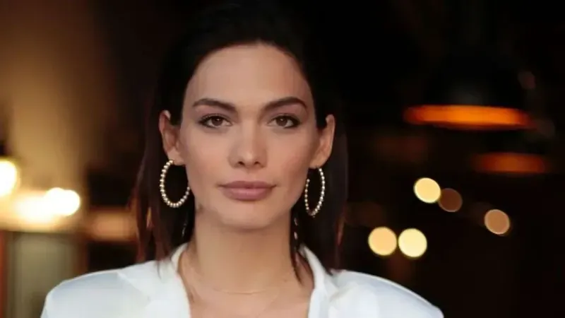 <p>Kökdemir eleştiriler karşısında "Çok fazla kaale almamakla birlikte biraz kolektif düşündüğümde bu zihniyetler için üzgünüm tabii ki. Çünkü bu ülkeye bir çocuk getiriyorum. Doğruyu, dürüstlüğü evlenmeden ya da evlendikten sonra çocuk yapmak olarak gören zihniyet için üzgünüm. Böyle bir ortamda olmak istemezdim" dedi.</p>
<p class="">Oyuncu devamında ise "Zorla çocuk için evlenmedik, hamile kalınca erkene çektik. Kendi dünyalarınızla karıştırıyor olabilirsiniz. Kendi korkaklıklarınızı görüyor olabilirsiniz!" ifadelerini kullandı.</p>