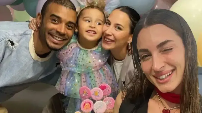 <p>Yağmur Banda, sessizliğini bozarak sosyal medya hesabından ilk açıklamasını yapmıştı. İşte, Banda'nın o paylaşımı:</p>
<p>''Hakkımda ortaya atılan iddialar asılsızca maksatlıdır. Hayatım üzerinden gündem yaratılmasını kabul etmiyorum. Kimin ne düşündüğü, ne söylediği ile ilgilenmiyordum olaylar bu dereceye gelene kadar. Bu nedenle tüm kötü yazılanları, haksız yorumları ve ithamları şiddetle reddediyorum. Ailemi, sevdiklerimi ve kişisel sınırlarımı korumak adına bu konuyla ilgili artık konuşmayacağım ve konuların içinde olmak istemiyorum. Saygı duymayı bilen herkesin de bu tutumunu anlayışla karşılamasını bekliyorum.''</p>