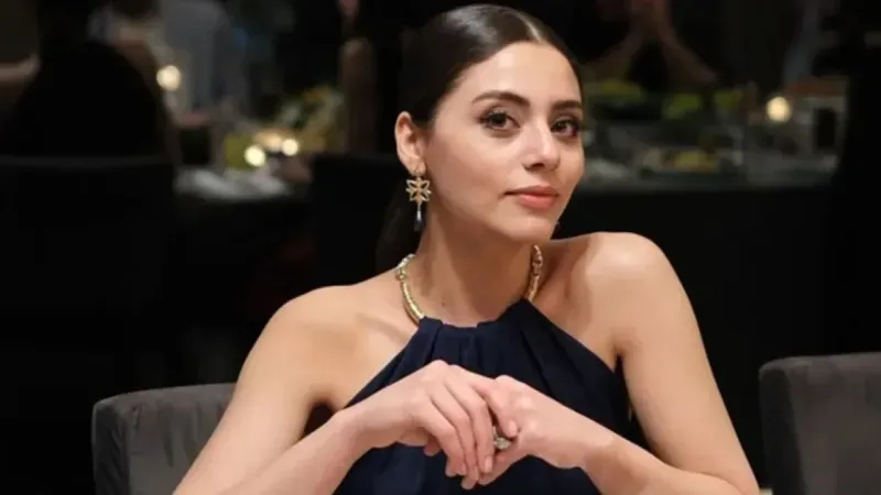 <p>Popüler dizideki rolüyle büyük beğeni toplayan Sıla Türkoğlu'nun bölüm başına 120 bin lira kazandığı öğrenildi.</p>