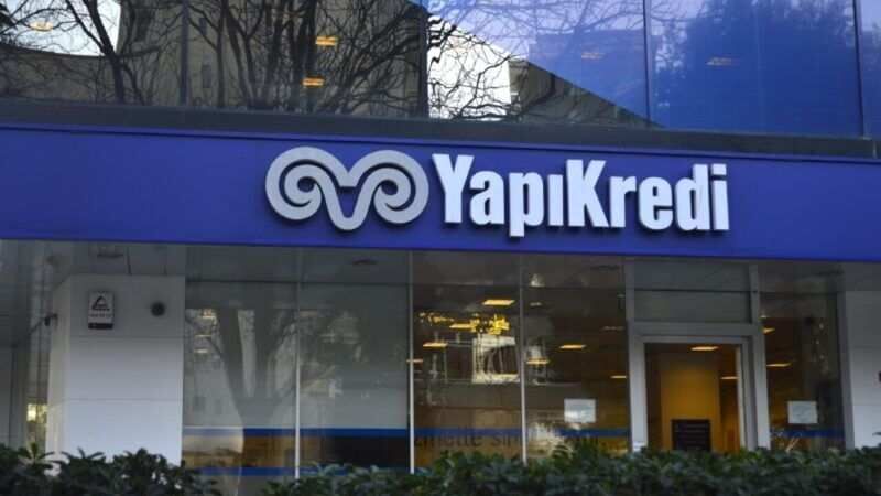 <p><strong>Yapı Kredi Bankası Ağustos Ayı Personel Alım İlanı 2025</strong></p>
<p><strong>Kurumsal Portföy Yetkilisi</strong></p>
<p>• Lisans mezunu olmanı,</p>
<p>• Tercihen Mühendislik Fakültesi, İşletme, İktisat, Matematik, İstatistik, Ekonometri gibi bölümlerden mezun olmanı</p>
<p>• Çok iyi derecede yazılı ve sözlü İngilizce bilmeni,</p>
<p>• Kurumsal / Ticari Bankacılık alanında minimum 1 yıl deneyimli olmanı,</p>
<p>• İleri düzeyde Excel kullanabilmeni,</p>
<p>• Müşteri odaklı ve insan ilişkilerinde başarılı, takım çalışmasına yatkın bir ekip arkadaşı olmanı,</p>
<p><strong>Bireysel Hizmetler ve Satış Yetkilisi - İzmir</strong></p>
<p>Yeni mezun veya en fazla bir yıla kadar deneyimli olan,<br />Vardiyalı çalışma yapabilecek,<br />Etkileyici bir diksiyon ile kendini sözel olarak en iyi şekilde ifade edebilen,<br />İkna stratejilerini hayatının bir parçası haline getirebilen,<br />Minimum lisans mezunu olan,<br />Temel bilgisayar uygulamalarına hakim olan,<br />Hedef odaklı çalışabilecek ve telefon ile tahsilat yapabilecek olan,<br />İletişimi kuvvetli ekip arkadaşları arıyoruz.</p>