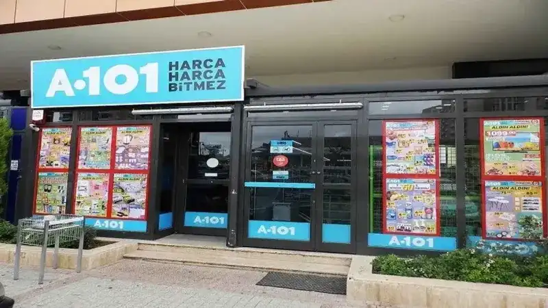 <p>A101 14 Ağustos 2025 aktüel ürünler kataloğu araştırması sonucu vatandaşların oldukça dikkatini çekti. A101 market zincirlerindeki indirim detayları şu şekilde yer aldı;</p>
<p>55" Frameless UHD Qled Google Tv 16.799 TL</p>
<p>Cep Telefonu 5.499 TL Taşınabilir Kamp Hoparlörü 599 TL</p>
<p>Tek Kişilik Lastikli Çarşaf 249 TL</p>
<p>Çift Kişilik Lastikli Çarşaf 349 TL</p>
<p>40' FHD Android 13 Smart Led Tv 7.399 TL</p>