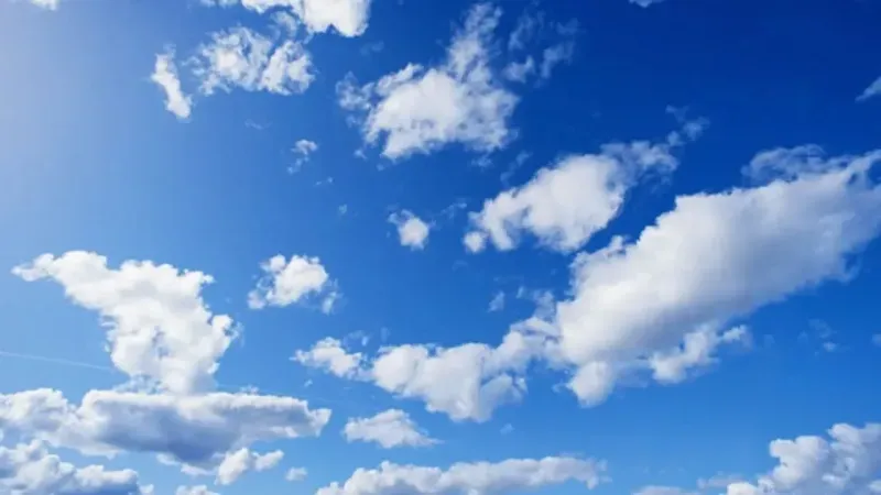 <p>İstanbul'da yarın yerel gök gürültülü sağanağın devam edeceğini aktaran Macit, hafta sonunda yağışın olmayacağını ve sıcaklıkların 32 ila 33 derecelerde seyredeceğini söyledi.</p>