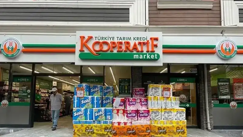 <p>Anadolu Ayçiçek Yağı 2 L: 159,00 TL</p>
<p>Nar Suyu Donuk 1500 ml: 109,00 TL</p>
<p>Tarım Kredi Ayran 1500 ml: 37,90 TL</p>
<p>Aynes Yarım Yağlı Laktozsuz Süt 1 L: 36,90 TL</p>
<p>Aynes Doğal Süt 1 L: 34,90 TL</p>
<p>Dana Kasap Sucuk: 209,00 TL</p>
<p>Süzme Çiçek Balı 850 g: 194,90 TL</p>
<p>Yağlı Salamura Siyah Zeytin: 179,90 TL</p>
<p>Tarsuslu Tam Yağlı Tost Peyniri: 112,50 TL</p>
<p>Torku Tam Yağlı Süzme Peynir: 159,90 TL</p>
<p>Tarım Kredi Tam Yağlı Taze Beyaz Peyniri, 1000 g: 159,00 TL</p>
<p>Dana Kokteyl Sosis: 74,90 TL</p>
<p>Banbit Baton Piliç Salamı, 850 g: 74,90 TL</p>
<p>Küp Şeker 1 kg: 44,90 TL</p>
<p>Domates Salçası 830 g: 37,90 TL</p>