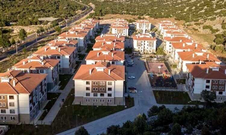 <p><strong>Satışa Sunulan Konutlar:</strong></p>
<p>2+1 daire: 22 adet</p>
<p>3+1 daire: 13 adet</p>
<p>Satış türü: Kuralı satış</p>
<p>Başvuru bedeli: 10.000 TL</p>
<p>Vatandaşlar, başvurularını T.C. Ziraat Bankası’nın Antalya’daki şubeleri aracılığıyla ya da e-Devlet sistemi üzerinden gerçekleştirebilecek. Ancak e-Devlet üzerinden yapılacak başvurular 21 Ağustos 2025 tarihinde sona erecek.</p>
<p><strong>Kura 29 Ağustos’ta Çekilecek</strong></p>
<p>Konut sahibi olmaya hak kazananlar, 29 Ağustos 2025’te noter huzurunda yapılacak kura ile belirlenecek. Kurada ismi çıkan asil hak sahipleri, 8-10 Eylül 2025 tarihleri arasında sözleşme imzalayabilecek. Yedek listeye girenler için ise sözleşme süreci 16-17 Eylül 2025 tarihlerinde yürütülecek.</p>
<p><strong>TOKİ Başvuru Şartları Neler?</strong></p>
<p>TOKİ, başvuru sürecinde bazı temel şartları yerine getirmeyi zorunlu kılıyor. İşte o şartlar:</p>
<p>T.C. vatandaşı olmak ve 18 yaşını doldurmuş olmak,</p>
<p>Kendisinin, eşinin ve velayetindeki çocuklarının T.C. sınırları içinde tapuda kayıtlı konutunun bulunmaması,</p>
<p>Aynı şekilde, daha önce TOKİ'den konut satın almamış olmak,</p>
<p>Hane halkı adına yalnızca bir başvuru yapılabilecek,</p>
<p>Antalya il nüfusuna kayıtlı olmak ya da başvuru tarihi itibarıyla en az 1 yıldır Antalya'da ikamet ediyor olmak.</p>
<p>Başvuru koşullarını sağlayan kişiler, başvuru bedelini ilgili banka şubelerine yatırarak “Satın Alma Talep ve Yüklenim Belgesi” imzalayacak.</p>