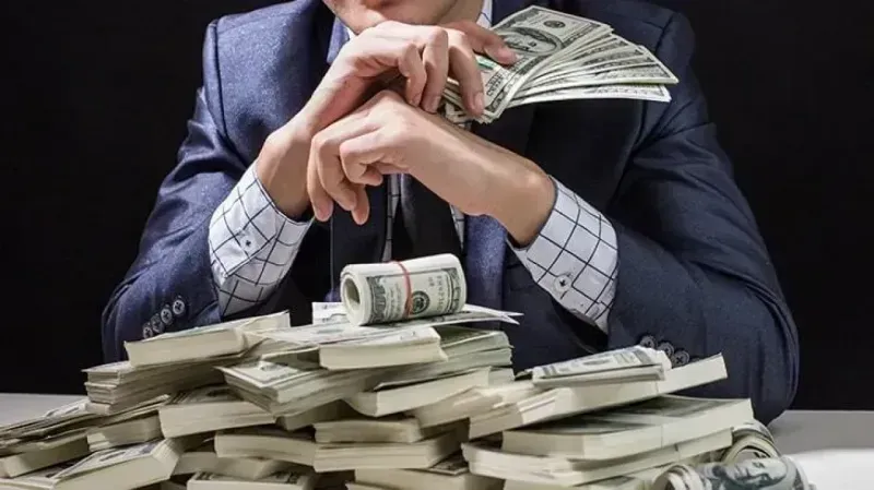 <p><strong>Kimleri kapsayacak?</strong></p>
<p>Yeni düzenleme, Ticaret Bakanlığı tarafından yetki belgesi verilen yaklaşık 13 bin kuyumcu, 78 bin oto galerici, 86 bin emlakçı ve 28 bin doktoru kapsayacak. Bu meslek gruplarına yönelik hem gelir vergisi yükümlülüğü hem de yıllık harç şartı getirilecek. Harç miktarının meslek gruplarına göre farklı belirleneceği ifade ediliyor.</p>
<p>Hazine ve Maliye Bakanı Mehmet Şimşek, geçmiş dönemde yaptığı açıklamalarda bazı meslek gruplarının düşük gelir beyanıyla kayıt dışılığa katkı sağladığını ifade etmişti. Şimşek, kuyumcuların gelir beyanlarının denetimlerle yükseldiğini, ancak hâlen düşük kaldığını vurgulamıştı. Yeni yıllık harç uygulaması ile kayıt dışı faaliyetlerin azaltılması hedefleniyor.</p>
<p>Meslek gruplarının beyan ettiği aylık gelirler</p>
<p>Doktor: 61 bin 31 TL</p>
<p>Eczacı: 66 bin 236 TL</p>
<p>Kuyumcu: 42 bin 360 TL</p>
<p>Avukat: 33 bin 641 TL</p>
<p>Restoran: 20 bin 329 TL</p>
<p>Taksici: 12 bin 961 TL</p>
<p>Büfe işletmecisi: 11 bin 529 TL</p>
<p>Bakkal/Market: 10 bin 149 TL</p>
<p>Minibüsçü: 8 bin 954 TL</p>
<p>Galerici: 7 bin 842 TL</p>
<p>Emlakçı: 5 bin 226 TL</p>
<p>Kadın kuaförü: 4 bin 729 TL</p>
<p>Erkek kuaförü: 3 bin 633 TL</p>
<p>Aktör/Aktris/Dublör: 157 bin 265 TL</p>
<p>Müzisyen/Ses sanatçısı/Sunucu: 136 bin 900 TL</p>
<p>Yeni düzenlemenin detaylarının önümüzdeki aylarda netleşmesi bekleniyor. Maliye Bakanlığı, çalışmalarını tamamladıktan sonra harç tutarlarını ve uygulama takvimini kamuoyuyla paylaşacak.</p>