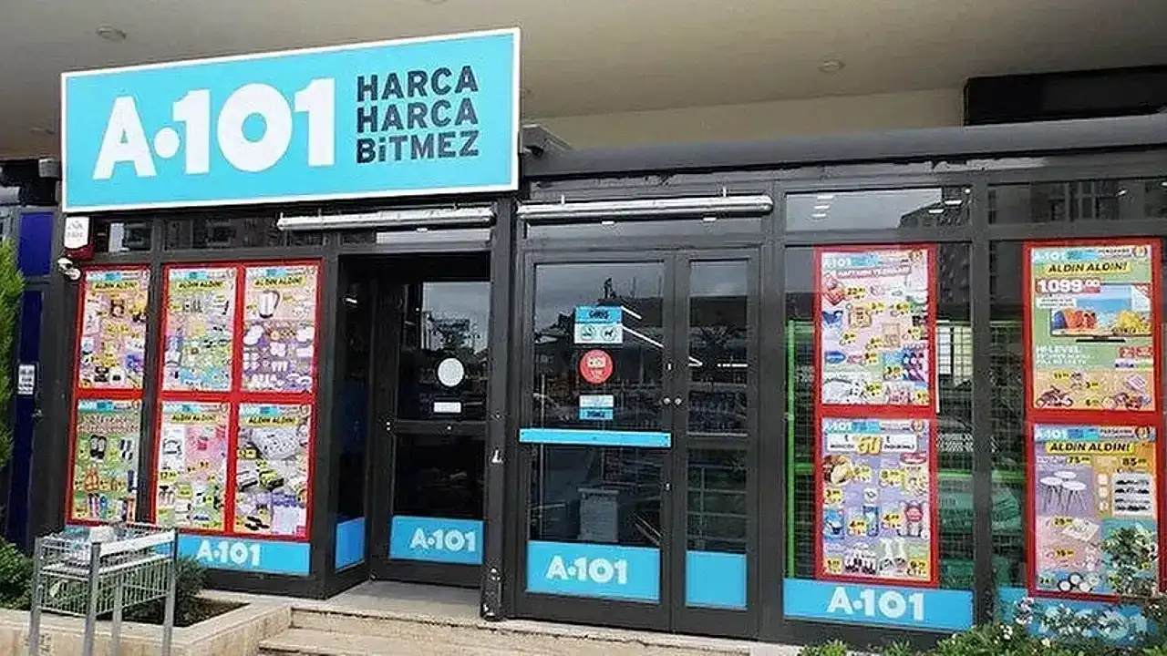 <div>
<ul>
<li>Silikon Servis Gereçleri 29,50 TL</li>
<li>Mutfak Önlüğü 249 TL</li>
<li>Mutfak Havlusu 2'li 69,50 TL</li>
<li>Kadın Şardonlu Tek Alt 99,50 TL</li>
<li>Çok Amaçlı Askı 39,50 TL</li>
<li>Cam Küllük 44,50 TL</li>
<li>Katlanır Çamaşır Selesi 199 TL</li>
<li>Cam Banyo Seti 2'li 79,50 TL</li>
<li>Çöp Kovası 149 TL</li>
<li>Kapaklı yuvarlak Kirli Sepeti 239 TL</li>
<li>Yuvarlak Sepet 79,50 TL</li>
<li>Kaktüs WC Fırçası 99,50 TL</li>
<li>Mini Çöp Kovası 39,50 TL</li>
<li>Peluş Mandal Toka ve Taç 59,50 TL</li>
<li>Metal Kutu 39,50 TL</li>
<li>Çocuk Şemsiye 199 TL</li>
<li>Kadın / Erkek Şemsiye 199 TL</li>
<li>Baston Şemsiye 219 TL</li>
<li>Duvar Saati 179 TL</li>
</ul>
</div>