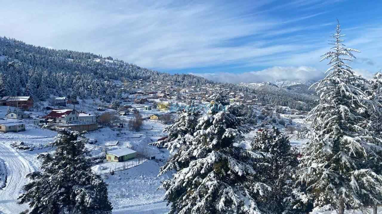 <p><strong>Kaleiçi Gezintisi</strong></p>
<p><span>Dar sokaklarında dolaşabilir, tarihi evleri ve şehir surlarını inceleyebilirsiniz.</span></p>
<p><b>Saklıkent Kayak Merkezi’nde kar keyfi</b></p>