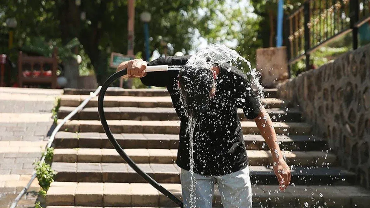 <p>Vatandaşlar Türkiye'de nemin en yüksek olduğu illeri merakla araştırmaya devam ediyor. Özellikle de yaz aylarında yoğun nem oranı yaşanan yerlerde yaşayan vatandaşlar hava durumundan kaynaklı olarak rahatsızlanırken Türkiye'de nemin en yüksek olduğu iller merak konusu oldu. </p>