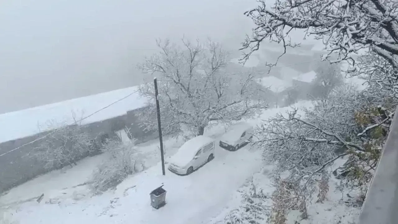 <p>Antalya’nın merkez ilçeleri (Kepez, Muratpaşa, Konyaaltı) ya da sahil ilçeleri genellikle karı çok az alır veya kısa süreli hafif kar yağışı meydana gelmektedir.</p>
