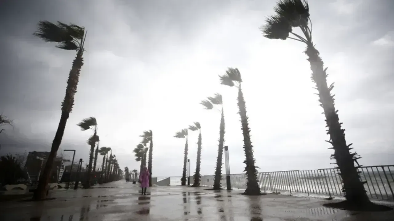 <p>Vatandaşların büyük bir merakla araştırdığı konulardan birisi de Antalya 2 Ocak 2026 Cuma hava durumuna yönelik oldu. Antalya ilçe ilçe hava durumu detayları pek çok kişinin dikkatini çekti. Peki Antalya'da hava durumu nasıl olacak?</p>