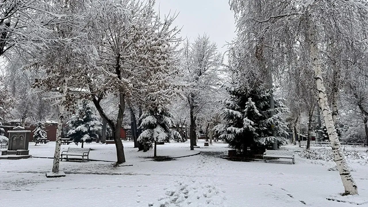 <p>Antalya'da en çok kar yağışı olan yerler merak konusu oldu. Vatandaşlar Antalya'da kar yağışının yüksek olduğu yerleri merakla araştırmaya başladı. Kar yağışının Antalya'da en çok meydana geldiği bölgeler merak edildi. </p>