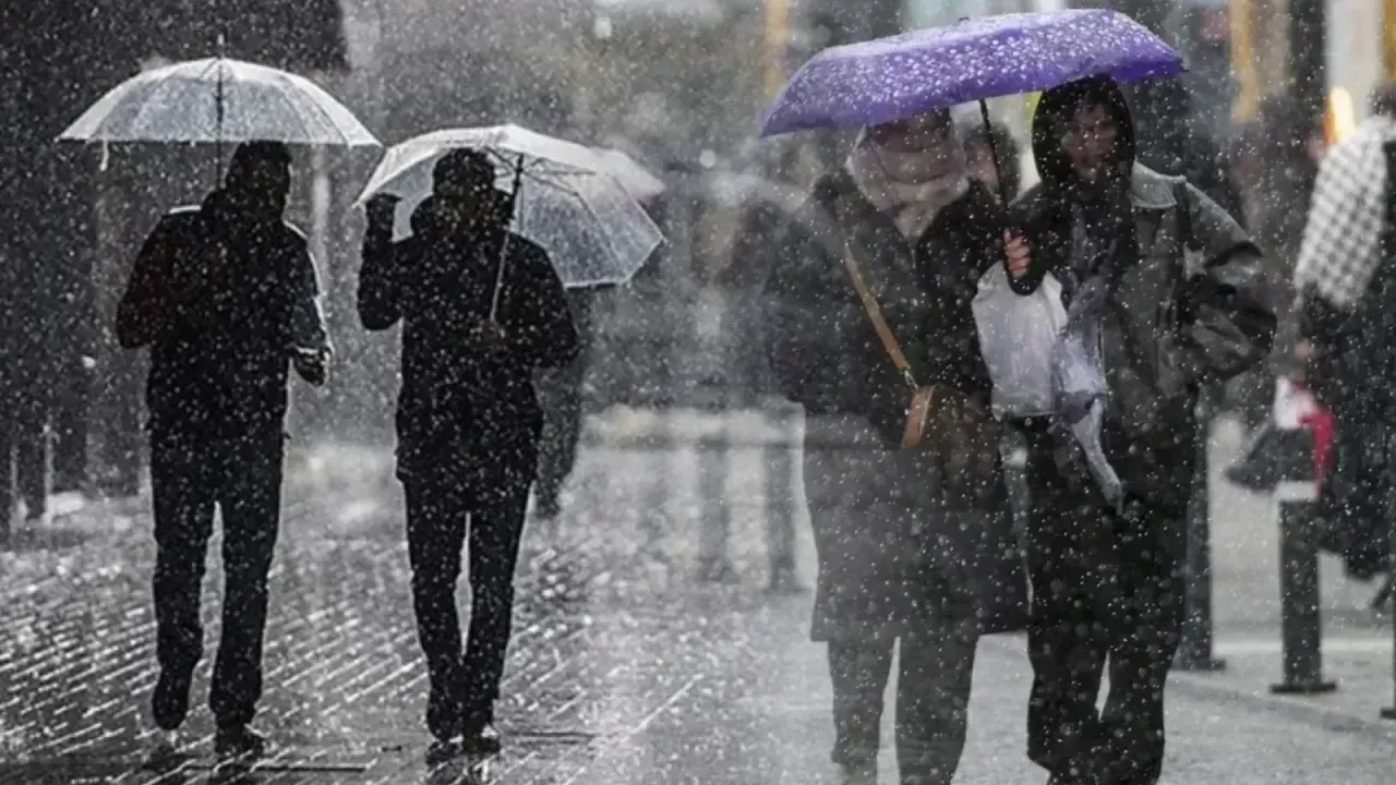 <p>Vatandaşlar hava durumuna yönelik duyuruları merakla araştırmaya devam ederken Antalya 3 Şubat 2026 Salı hava durumu detayları dikkat çekti. İlçe ilçe hava durumuna yönelik detaylar pek çok kişi tarafından merakla araştırma konusu oldu. </p>