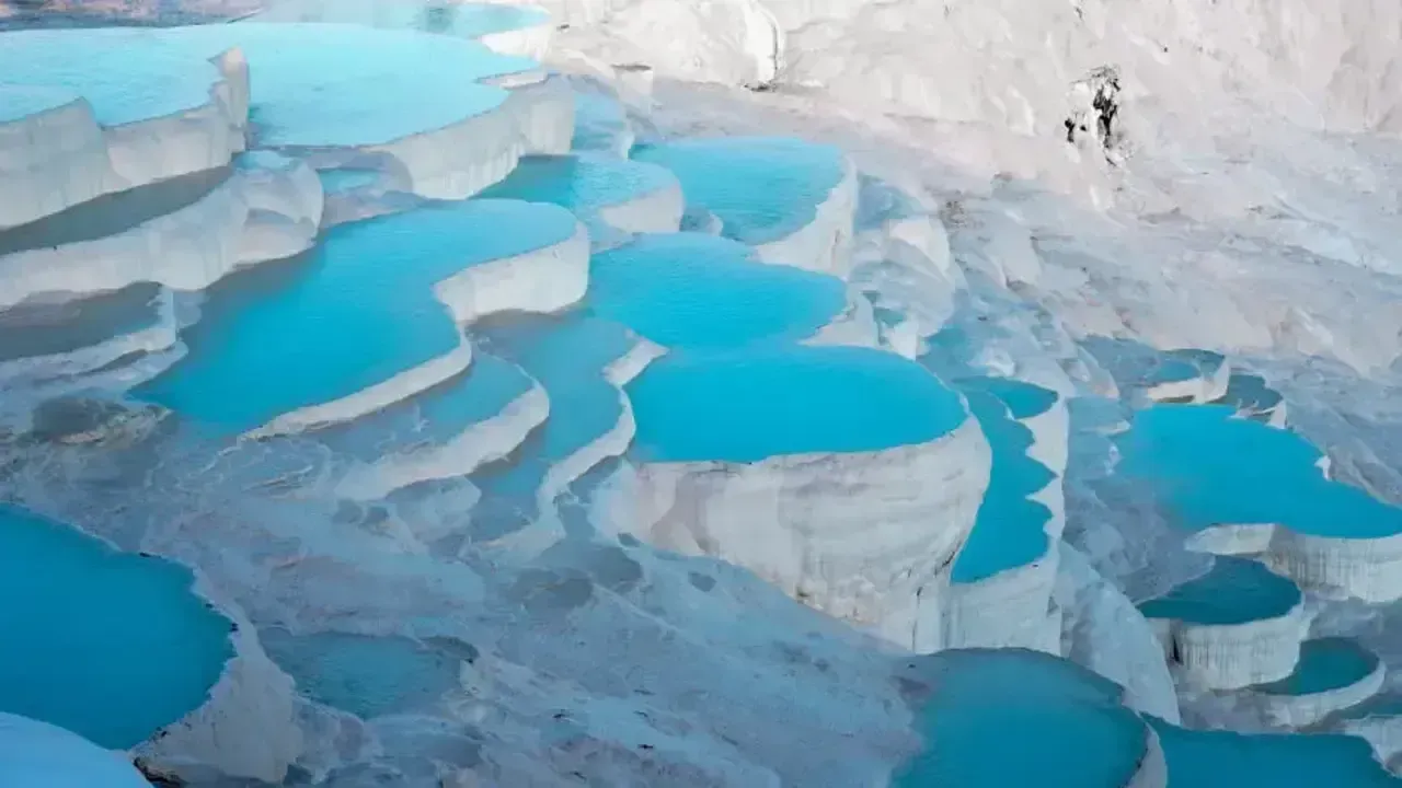 Pamukkale’yi Keşfet: Denizli’nin Beyaz Cenneti’ne Ulaşım, Gezi Planı ve Seyahat Tüyoları