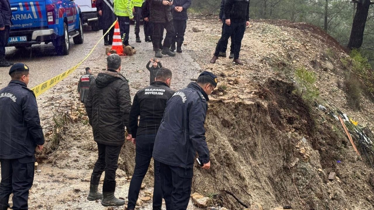 Burdur’da yol çöktü!