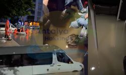 Antalya'da servis aracı suda mahsur kaldı! Vatandaşlar kurtarılmayı bekledi