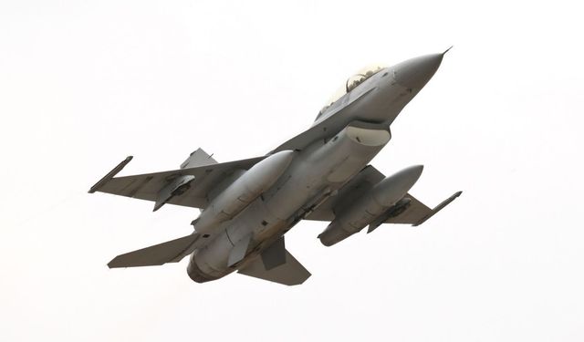 ABD'de F-16 savaş uçağı düştü!