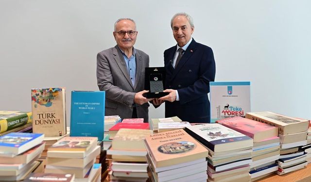 Prof. Dr. Fahrettin Tızlak, kitap koleksiyonunu Antalya Kütüphanesi’ne bağışladı