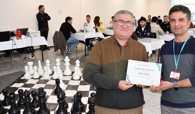 Antalya'da sağlıkçılar satranç turnuvasında bir araya geldi
