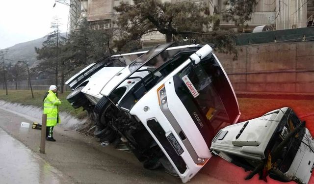 Isparta’da korkutan kaza! Devrilen askeri minübüste 11 yaralı!