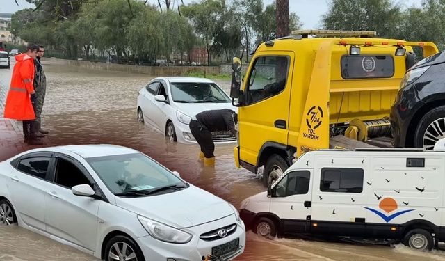 Antalya Serik'te yollar göle döndü! Araçlar mahsur kaldı