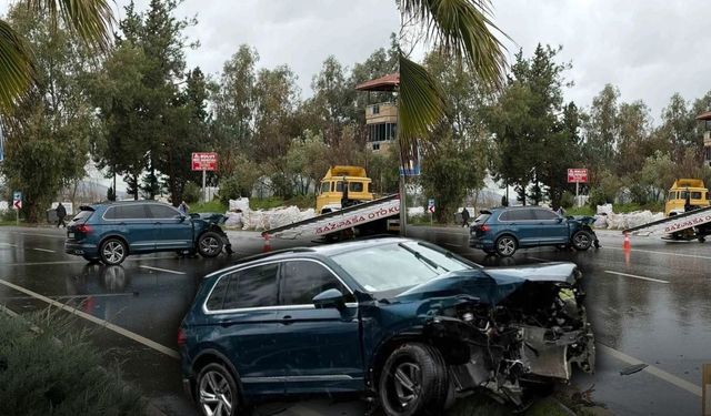 Antalya'da yağışlı hava kazaya davetiye çıkardı! Araç refüje çarptı