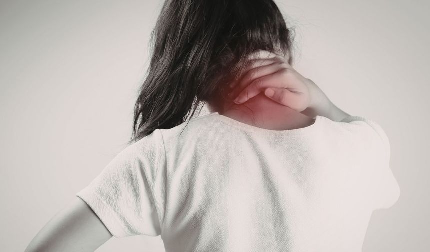 Boyun fıtığı artık en çok gençlerde görülüyor! İşte sebepleri