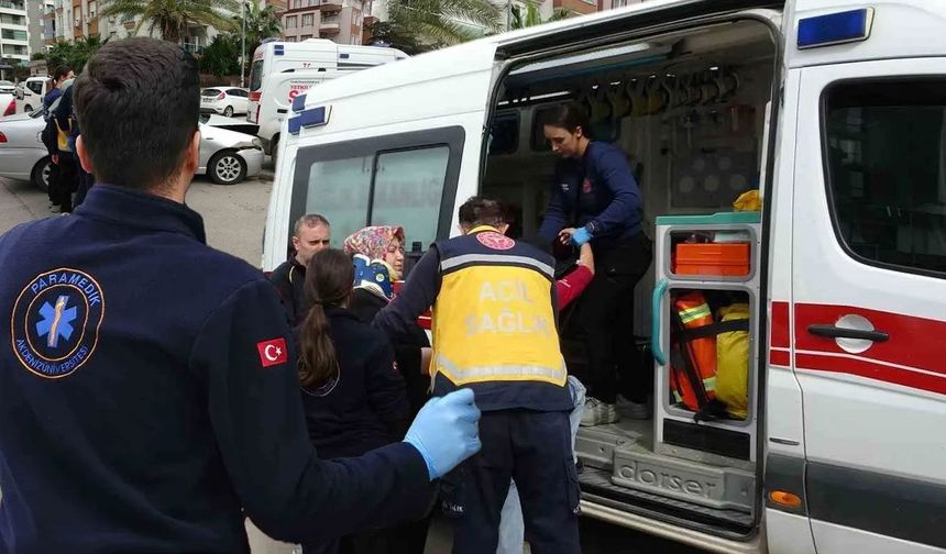 Antalya’da kavşakta korkutan çarpışma: 3 kişi yaralandı